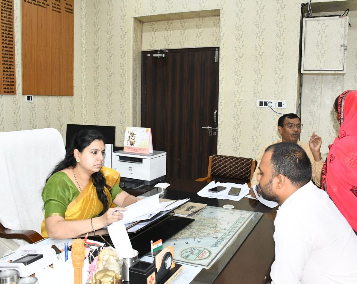 dmdeoria's tweet image. कलक्ट्रेट कार्यकक्ष में #जनता_दर्शन के दौरान आमजन की समस्याओं को सुनते हुए।
@UPGovt
@jansunwai_up
@CMOfficeUP
@InfoDeptUP