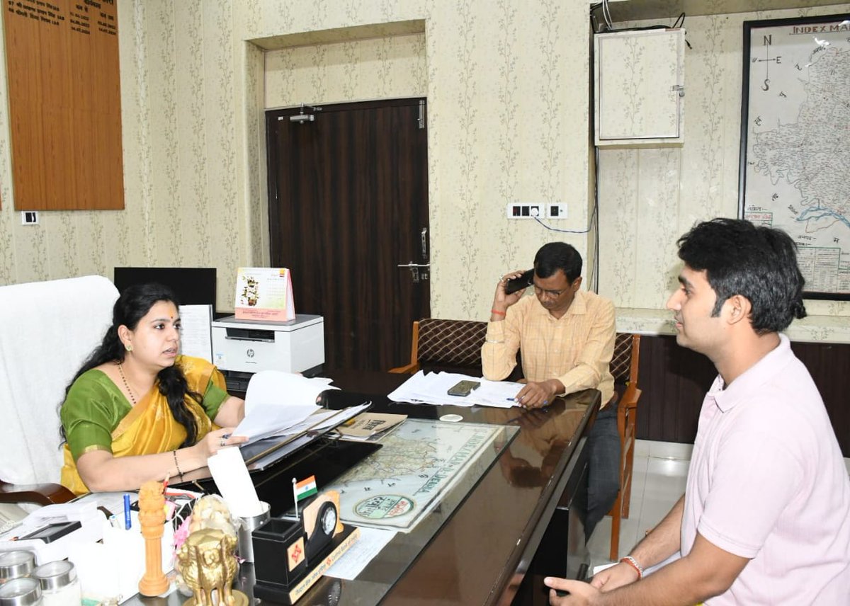 dmdeoria's tweet image. कलक्ट्रेट कार्यकक्ष में #जनता_दर्शन के दौरान आमजन की समस्याओं को सुनते हुए।
@UPGovt
@jansunwai_up
@CMOfficeUP
@InfoDeptUP