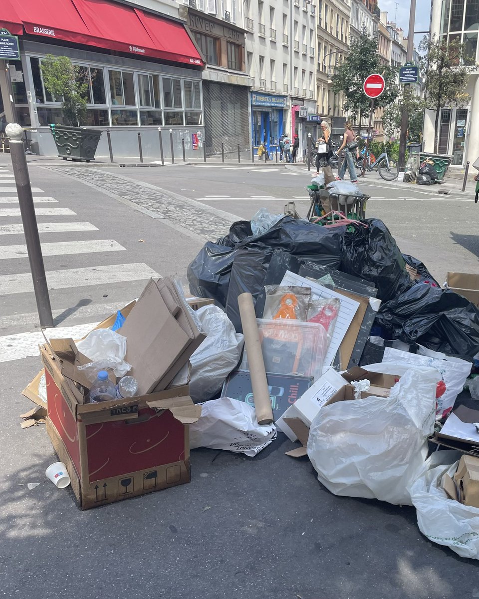 gagu75003's tweet image. Paris 18eme - Quartier Custine. Voici le résultat des activités commerciales des communautés africaines couplées à l’absence de régulation par la municipalité. Des tas de déchets. Merci Mairie de @Paris #pariscrado #chateaurouge #custine #montmartre #saccageparis