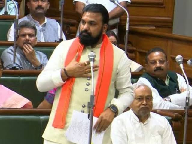 अगर कल सदन में तेजू भैया रहते तो, ये समराटवा को बुखार छोरा देता 2 मिनट में हीं।

सच में कल तेजू भैया का कमी खल रहा था सदन में, तेजू भैया मौजदूगी नहीं रहने से तेजस्वी यादव कमज़ोर पड़ जाते हैं।।