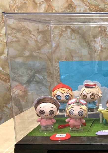 edgaristBot's tweet image. oh my god he&apos;s trapped in GLASS