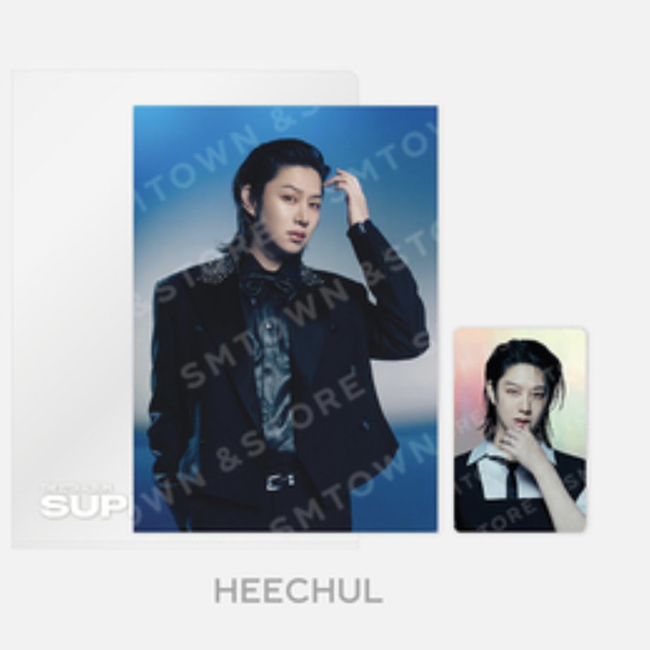 saedalcom_'s tweet image. SUPER JUNIOR &apos;Super Junior25&apos; 
OFFICIAL MD ONLINE SALES OPEN

💙POSTCARD + HOLOGRAM PHOTO CARD SET
💙A4 PHOTO
💙4X6 PHOTO SET
💙FIGURE SET
💙CARABINER KEYRING

#SUPERJUNIOR #HEECHUL