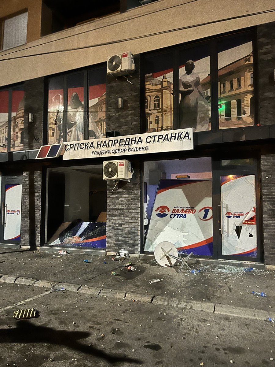 BANEIVKOVIC014's tweet image. Ponosan sam na moju suprugu Ivanu koja je sinoć u Valjevu prva bacila kamen na sektaški brlog!
Godine progona naše porodice dolaze na naplatu...
PVMDVPM!