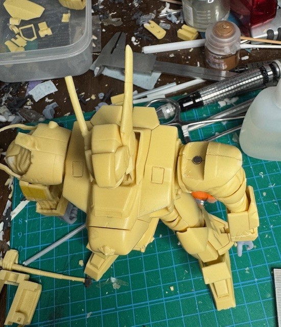 mokichiz's tweet image. 拡張セットも入れると肩アーマーは全部で
3種類に成ります。交換を容易にするために
ネオジム磁石で固定してあります。
画像は拡張セットに入っているパトライト装着型の
肩アーマーです。パトライトはクリアーパーツと
出力のパトライトが入っています。
#パトレイバー模型部
#ゆうきまさみ…