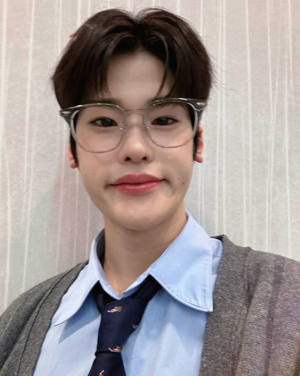 appleddori's tweet image. Hello world. i have graduated from The University of Sohee with a diploma of Lee Sohee, a bachelor in Jimmy Lee and a masters in Ddori and PhD in Ddolbyeong.