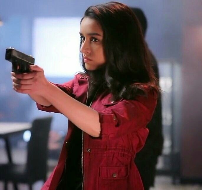 tummhoo's tweet image. Imagine Shraddha Kapoor in Spy universe. Cool, classy, and perfect in action scenes way better than expressionless Kiara or Alia