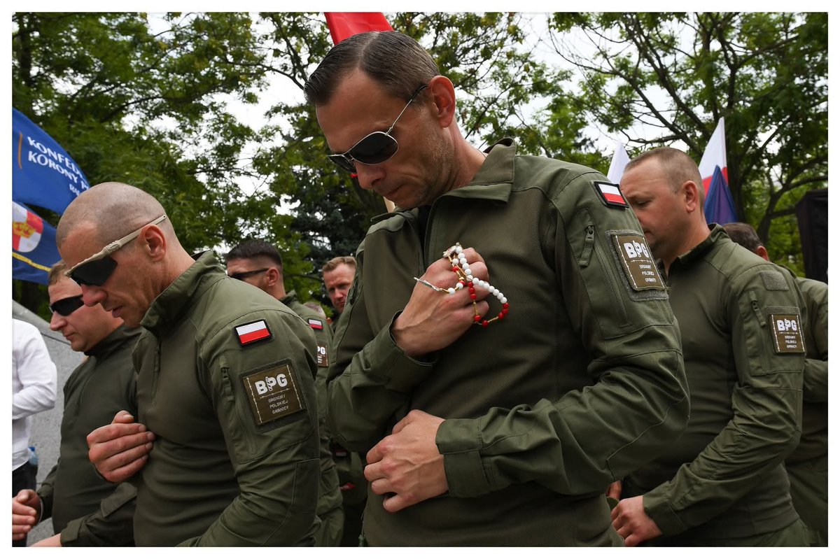 BogdanKucharsk7's tweet image. Dzień dobry.
Tiaa, a świnie w chlewie zdychają z głodu bo nie ma kto nakarmić trzody chlewnej, a chłopo-rolnicy zabawiają się w "żołnierzyków boga," z koralikami w dłoniach.
A kto nakarmi, krowy, śwynie, kuru i, inne ptactwo?!! 😂😂😂
Miłego dnia.
