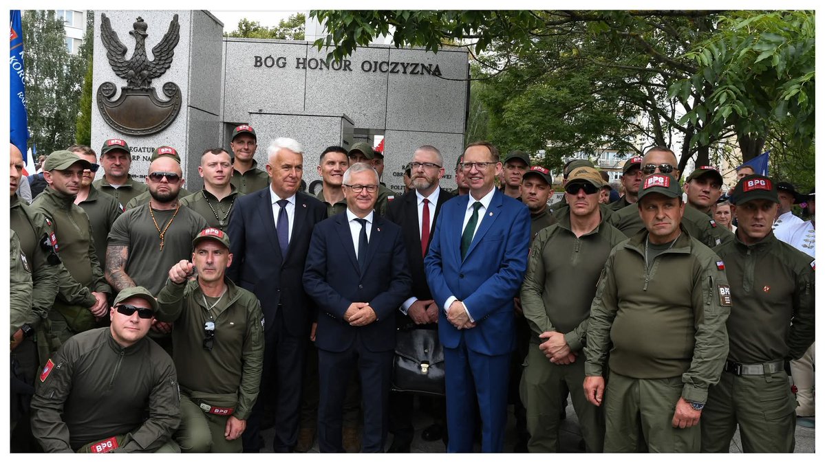 BogdanKucharsk7's tweet image. Dzień dobry.
Tiaa, a świnie w chlewie zdychają z głodu bo nie ma kto nakarmić trzody chlewnej, a chłopo-rolnicy zabawiają się w "żołnierzyków boga," z koralikami w dłoniach.
A kto nakarmi, krowy, śwynie, kuru i, inne ptactwo?!! 😂😂😂
Miłego dnia.