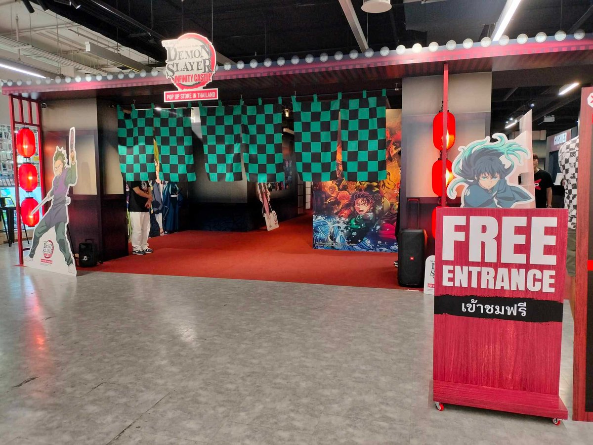 AniEx_event's tweet image. เตรียมตัวให้พร้อม! เหล่านักล่าอสูรทุกคน 🗡️
“DEMON SLAYER Pop-Up Store in Thailand” เปิดแล้ววันนี้ที่ MBK Center ชั้น 4 โซน A! เข้างาน ฟรี!
✨ สาวกดาบพิฆาตอสูรห้ามพลาด!
บรรยากาศภายใน Pop-Up Store จัดเต็มเหมือนหลุดเข้าไปในโลกของทันจิโร่…