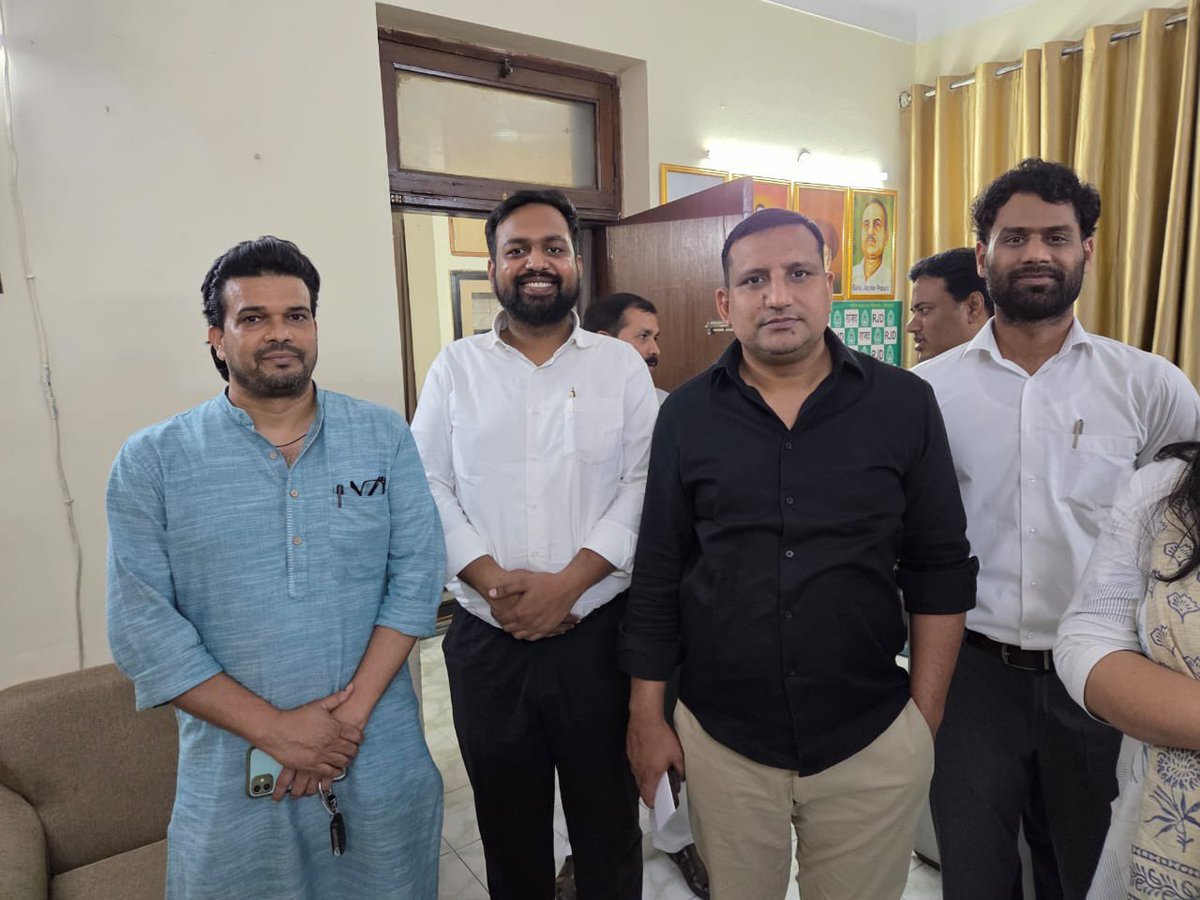 YuvasochRajeev's tweet image. राष्ट्रीय जनता दल में संगठनात्मक एवं वैचारिक नवाचार के सूत्रधार, आदरणीय संजय यादव जी के साथ।
'छवि नई, सोच नया' की दिशा में एक ठोस कदम।
आज RJD लीगल सेल, दिल्ली प्रदेश के गठन को लेकर चर्चा हुई। यह केवल संगठन विस्तार नहीं, बल्कि एक सशक्त वैचारिक आधार को मजबूत करने की दिशा में कदम…