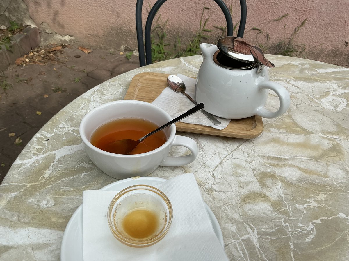 Cái Hồng học giỏi, chữ nhiều, viết văn khá, học chung trường cấp 3 với tui nhưng khác lớp vì tui ở ban tự nhiên, bạn ấy ban xã hội. Cỡ năm 2012-2013, lúc FB vừa vào VN, toàn bộ bạn bè cũ tự dưng gặp nhau trên đó hết (hồi đó chưa có nhiều thông tin lộn