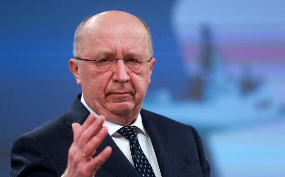 Euractiv_FR's tweet image. Vingt pays de l’UE prêts à acheter des armes via le programme #SAFE: Pour le commissaire européen à la défense #AndriusKubilius, d&apos;autres États membres pourraient encore rejoindre le programme #SAFE. 

The post Vingt pays de l’UE prêts à acheter des… dlvr.it/TM636q