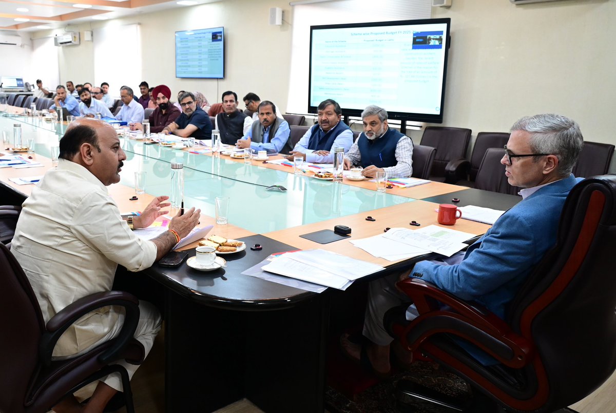 CM_JnK's tweet image. The Chief Minister chaired the Board meeting of the J&amp;amp;K Building &amp;amp; Other Construction Workers Welfare Board, appreciating the efforts made towards the welfare of construction workers and their families. He emphasized the need for transparent and timely delivery of benefits, and…