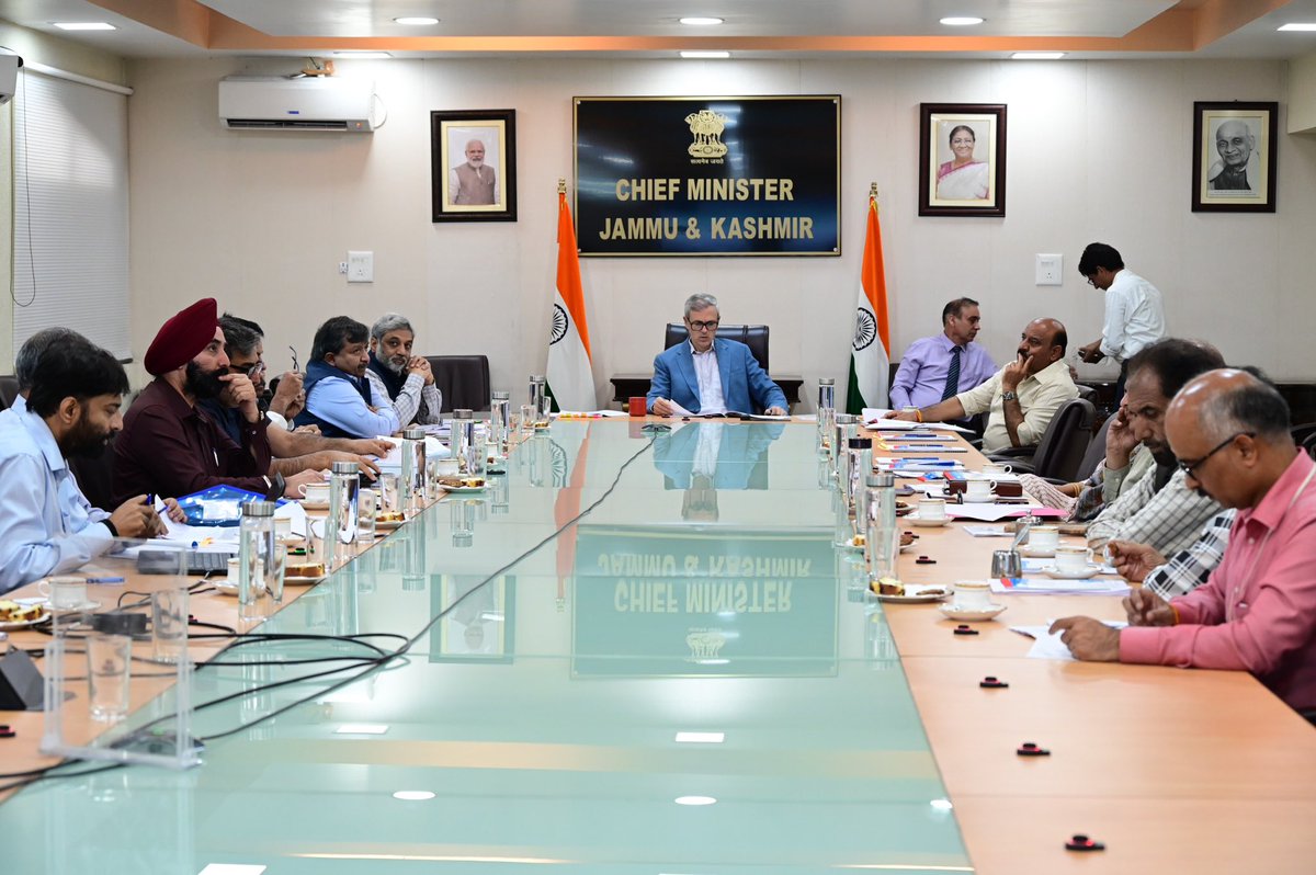 CM_JnK's tweet image. The Chief Minister chaired the Board meeting of the J&amp;amp;K Building &amp;amp; Other Construction Workers Welfare Board, appreciating the efforts made towards the welfare of construction workers and their families. He emphasized the need for transparent and timely delivery of benefits, and…