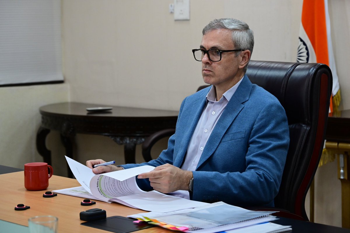 CM_JnK's tweet image. The Chief Minister chaired the Board meeting of the J&amp;amp;K Building &amp;amp; Other Construction Workers Welfare Board, appreciating the efforts made towards the welfare of construction workers and their families. He emphasized the need for transparent and timely delivery of benefits, and…