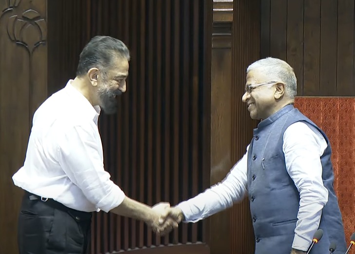 மாநிலங்களவையின் உறுப்பினராக தேர்ந்தெடுக்கப்பட்ட நம் மக்கள் நீதி மய்யம் கட்சியின் தலைவர் திரு. கமல் ஹாசன் அவர்கள், இன்று காலை 11 மணியளவில் டெல்லியில் மாநிலங்களவையில் முறைப்படி பதவியேற்றுக்கொண்டார்.

<a href="/ikamalhaasan/">Kamal Haasan</a> 
 
#KamalHaasan
#KamalHaasan_MP
#MakkalNeedhiMaiam