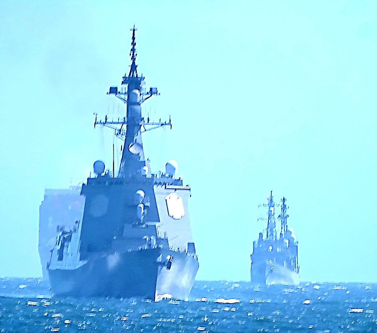 南風、白波立つ東京湾を北上する、護衛艦「まや」と「ゆうぎり」。😍