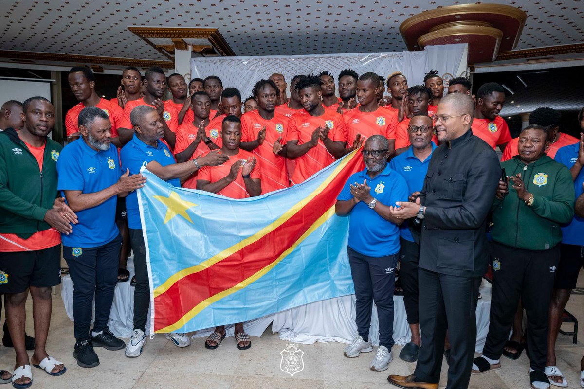FecofaRdc's tweet image. Le Ministre des Sports & Loisirs, S.E.M Didier BUDIMBU, a remis le drapeau national à nos Léopards A' 🐆 avant le CHAN 2024. 📷
Un geste symbolique, un message fort.
ALLEZ Y LES LÉOPARDS !
#TotalEnergiesCHAN2024 #TeamRDC #AllezYLesLeopards