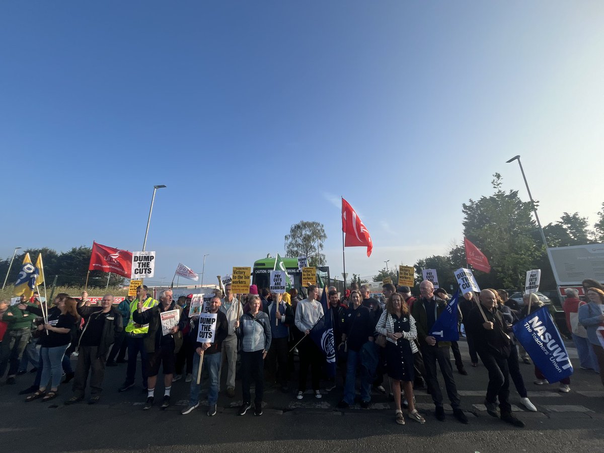 demandchange25's tweet image. VICTORY at Perry Barr depot as agency workers are being sent home. Despite intimidation from the police, the picketers stood strong.
This is how we win. Solidarity! ✊@strike_map @UniteWestMids