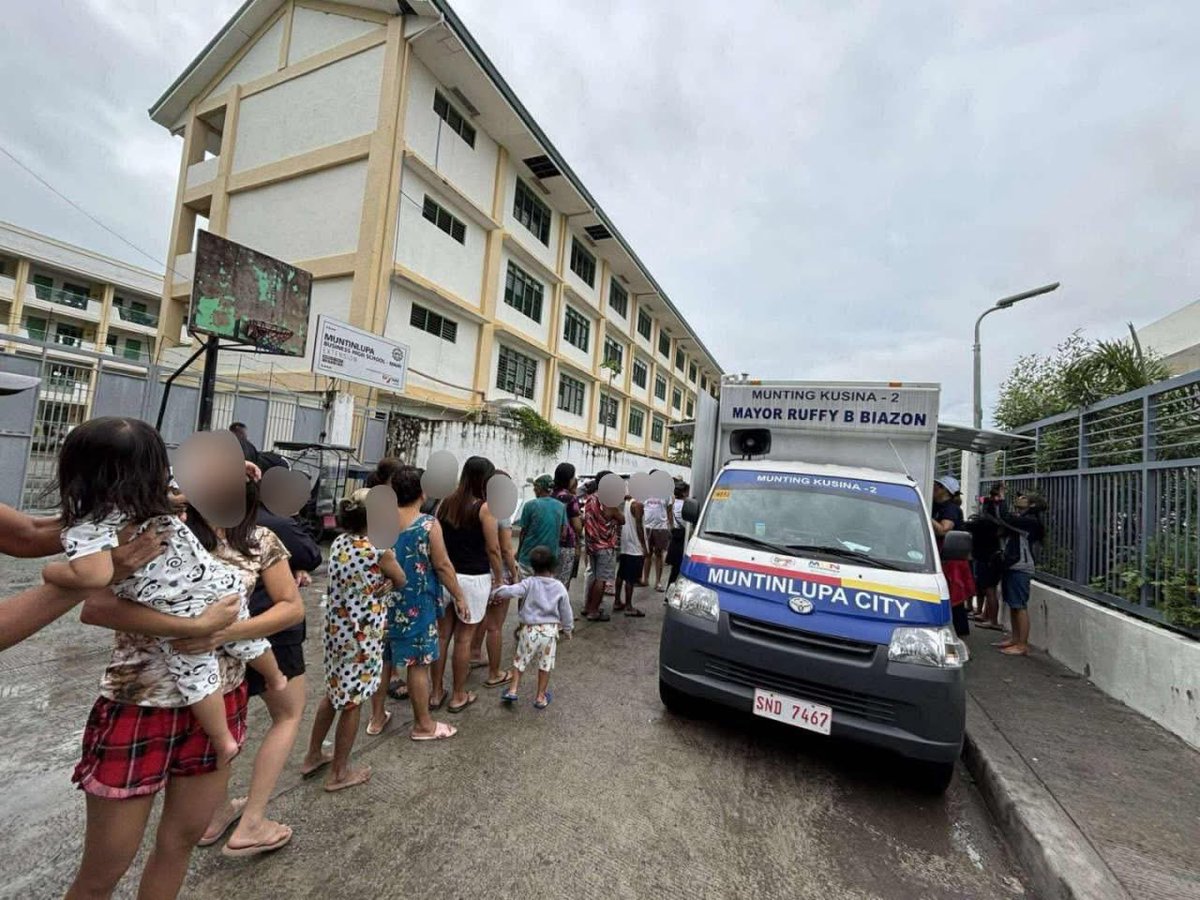 OFFICIALMUNTI's tweet photo. Patuloy sa pag-ikot ang Munting Kusina Mobile Kitchen ng Pamahalaang Lungsod, hatid ang mainit na lugaw sa iba’t ibang barangay.

Abangan ang pagdaan nito sa inyong lugar.

#MUNtingKusina #Muntinlupa #MobileKitchen #RuffyBiazon https://t.co/9PBS2GmNhs
