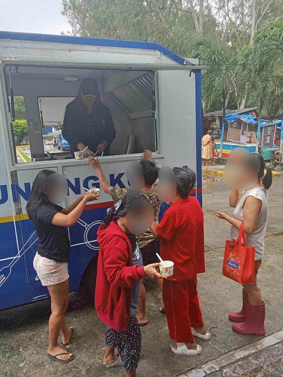 OFFICIALMUNTI's tweet photo. Patuloy sa pag-ikot ang Munting Kusina Mobile Kitchen ng Pamahalaang Lungsod, hatid ang mainit na lugaw sa iba’t ibang barangay.

Abangan ang pagdaan nito sa inyong lugar.

#MUNtingKusina #Muntinlupa #MobileKitchen #RuffyBiazon https://t.co/9PBS2GmNhs