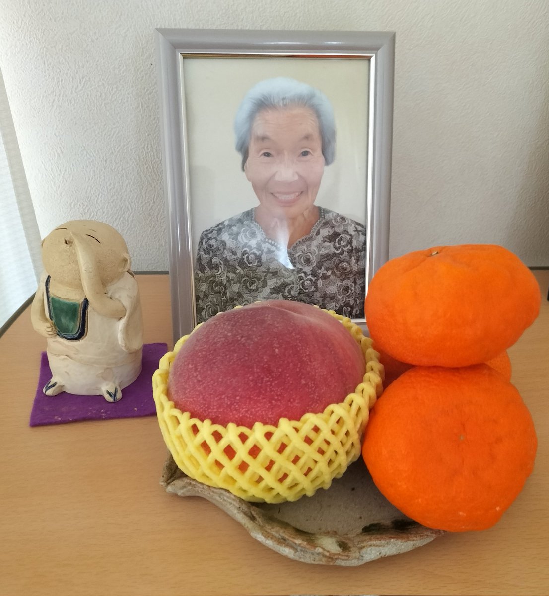 baaba2609's tweet image. 暑い日には
冷え冷えの🍉が美味しい
🍉は元婿殿の大好物🤤

食べさせたいなぁ

そうだ、メールしてみよう

😋こんな絵文字と
取りに伺います
という反応だろうな

ついでに🍑と🍊も差し入れよう

亡き長女が言うだろう
｢お母さん達、相変わらず仲が良いね、ありがとっ❤｣