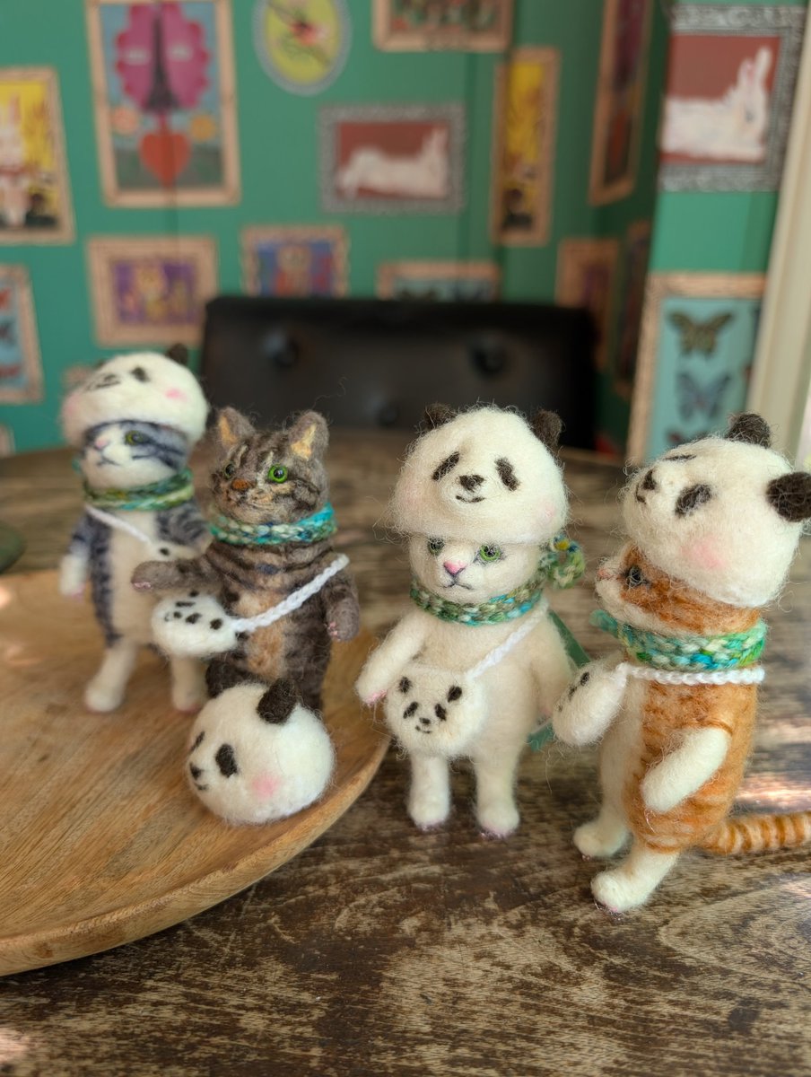 qedstorecafe's tweet image. #ねこねこ展22
もわもわびよりさんから追加のねこたちが到着です。撮って出しwww
パンダ帽子は着脱可能。おそろいのポシェットも。あ、今はサコッシュと言うんでしょうがこのコたちはポシェットの方が似合う気がする🎊
すでにねこねこ展22でご購入済の方は追納品のご購入はご遠慮下さい🙇🙇🙇🙇。