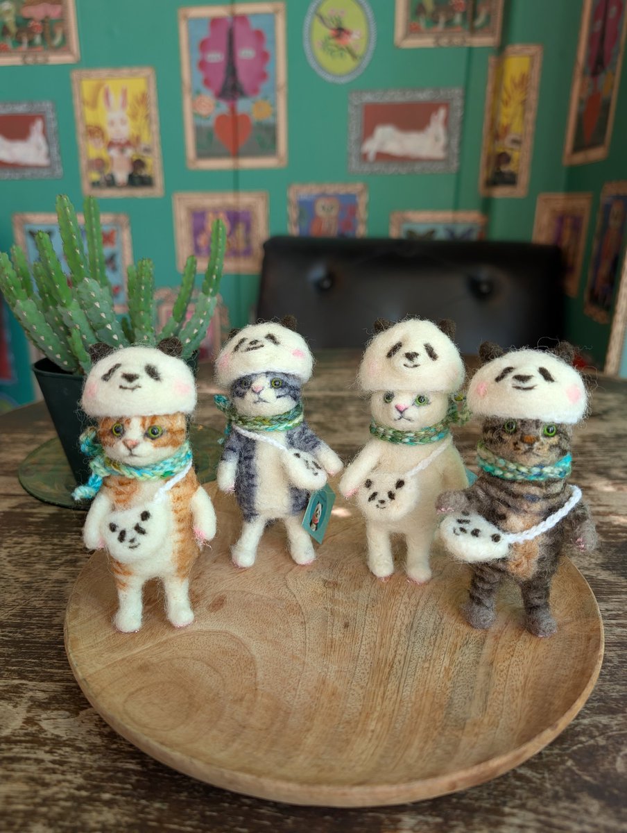 qedstorecafe's tweet image. #ねこねこ展22
もわもわびよりさんから追加のねこたちが到着です。撮って出しwww
パンダ帽子は着脱可能。おそろいのポシェットも。あ、今はサコッシュと言うんでしょうがこのコたちはポシェットの方が似合う気がする🎊
すでにねこねこ展22でご購入済の方は追納品のご購入はご遠慮下さい🙇🙇🙇🙇。