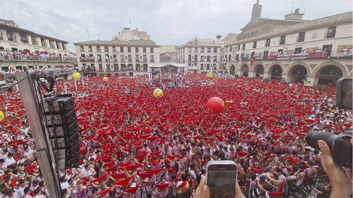 alextoquero's tweet image. Felices #fiestas #Tudela. Un orgullo de ciudad. Maravilloso cohete. Maravillosa @apctudela. Maravillosa tierra. Ya estamos en fiestas. Que disfrutéis. ¡Viva Tudela!, ¡viva #Navarra! y ¡viva Santa Ana!