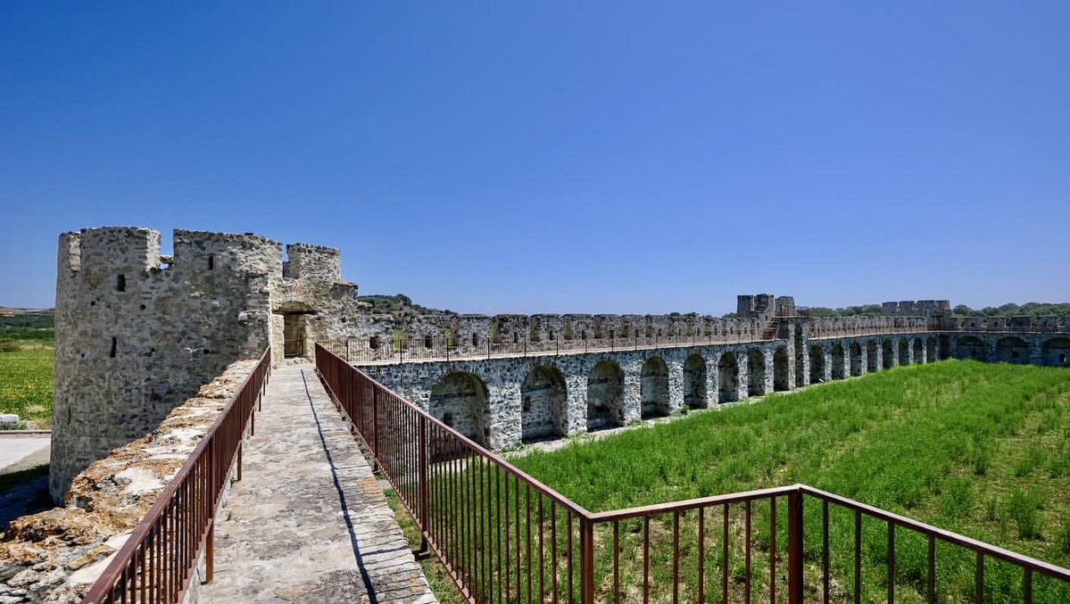 Kalaja e Bashtovës, shumë shpejt do të mirëpresë vizitorët, pas përfundimit të punimeve për konservimin dhe restaurimin e saj.

🛠 Kjo ndërhyrje u realizua në kuadër të programit EU4Culture, i financuar nga BE dhe i zbatuar nga UNOPS, në bashkëpunim me MEKI!