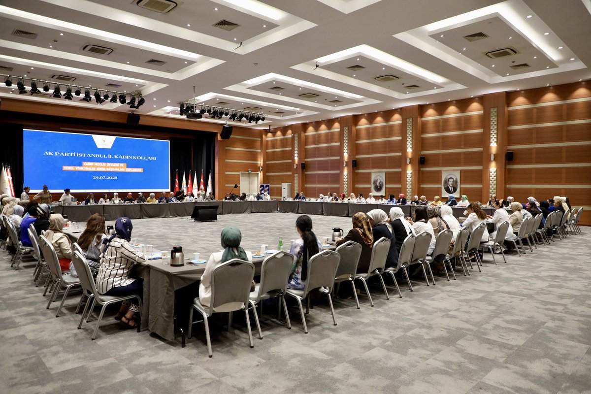 AK Parti İstanbul İl Başkanlığımızda, Kadın meclis üyelerimiz ve Kadın Kolları Yerel Yönetimler Birim Başkanlarımız ile bir araya gelerek istişare ve değerlendirme toplantımızı gerçekleştirdik.

Kadınların siyasetteki temsiliyetini ve yerel yönetimlerde üstlendikleri sorumluluğu