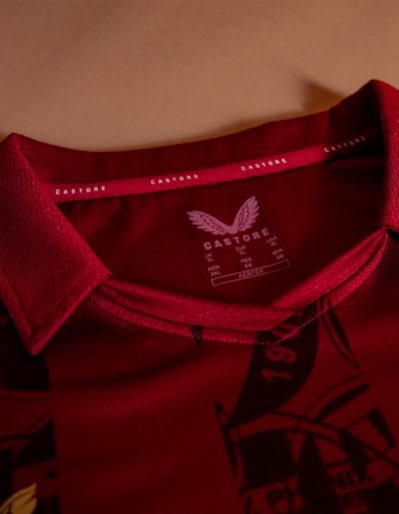 TheShirtUnion's tweet image. 🟥| 1. FC Kaiserslautern 125th Anniversary Shirt
Lovely burgundy colour to this anniversary shirt, with all the club logos of FCK's predecessor and founding clubs are incorporated into the stripes.
Gold details complete the look 👌