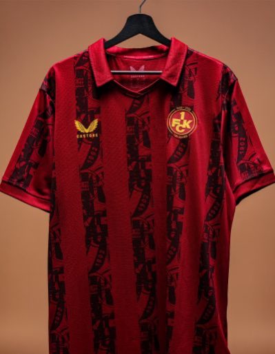 TheShirtUnion's tweet image. 🟥| 1. FC Kaiserslautern 125th Anniversary Shirt
Lovely burgundy colour to this anniversary shirt, with all the club logos of FCK's predecessor and founding clubs are incorporated into the stripes.
Gold details complete the look 👌