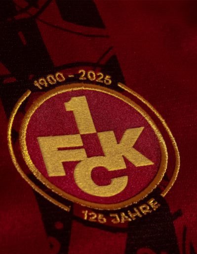 TheShirtUnion's tweet image. 🟥| 1. FC Kaiserslautern 125th Anniversary Shirt
Lovely burgundy colour to this anniversary shirt, with all the club logos of FCK's predecessor and founding clubs are incorporated into the stripes.
Gold details complete the look 👌