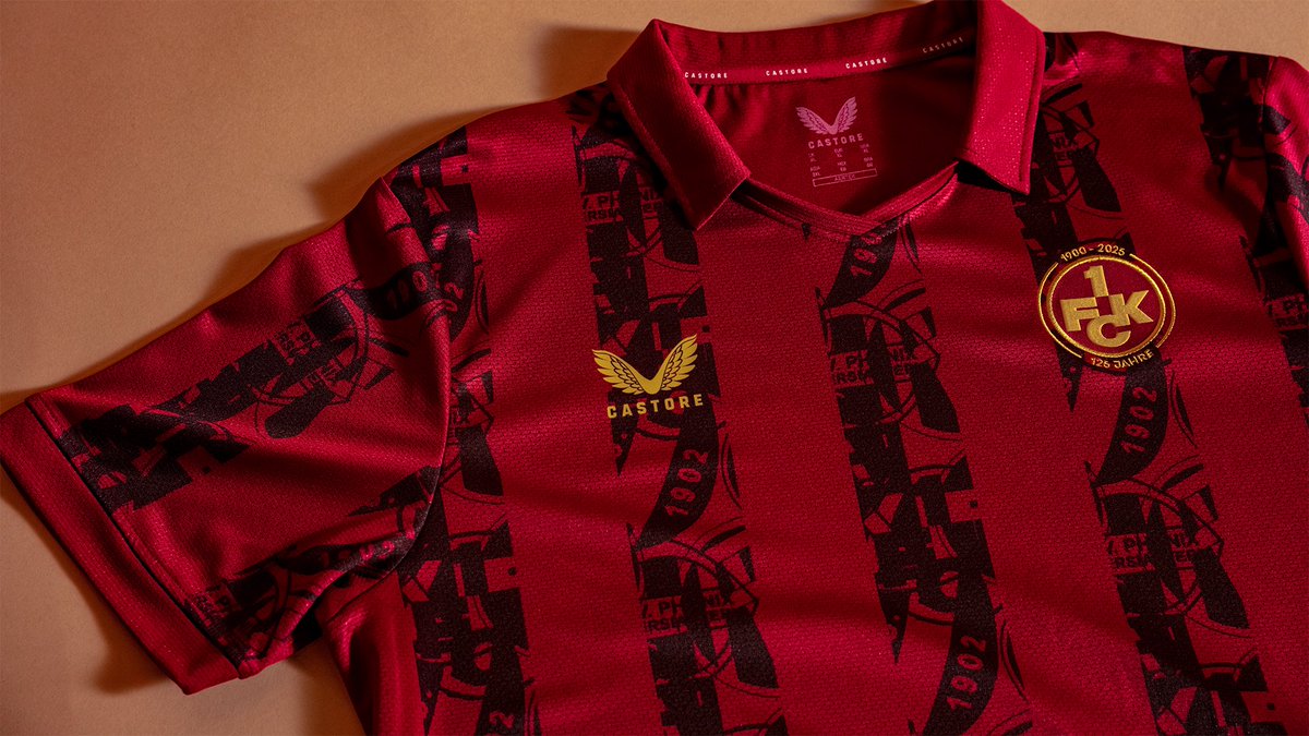 TheShirtUnion's tweet image. 🟥| 1. FC Kaiserslautern 125th Anniversary Shirt
Lovely burgundy colour to this anniversary shirt, with all the club logos of FCK's predecessor and founding clubs are incorporated into the stripes.
Gold details complete the look 👌