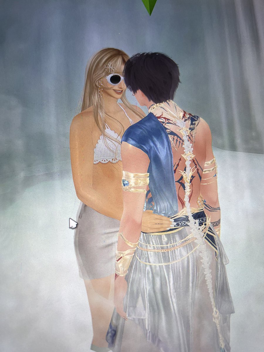 Beechu_Beechu's tweet image. Grabbing his itty bitty waist… I see you girl