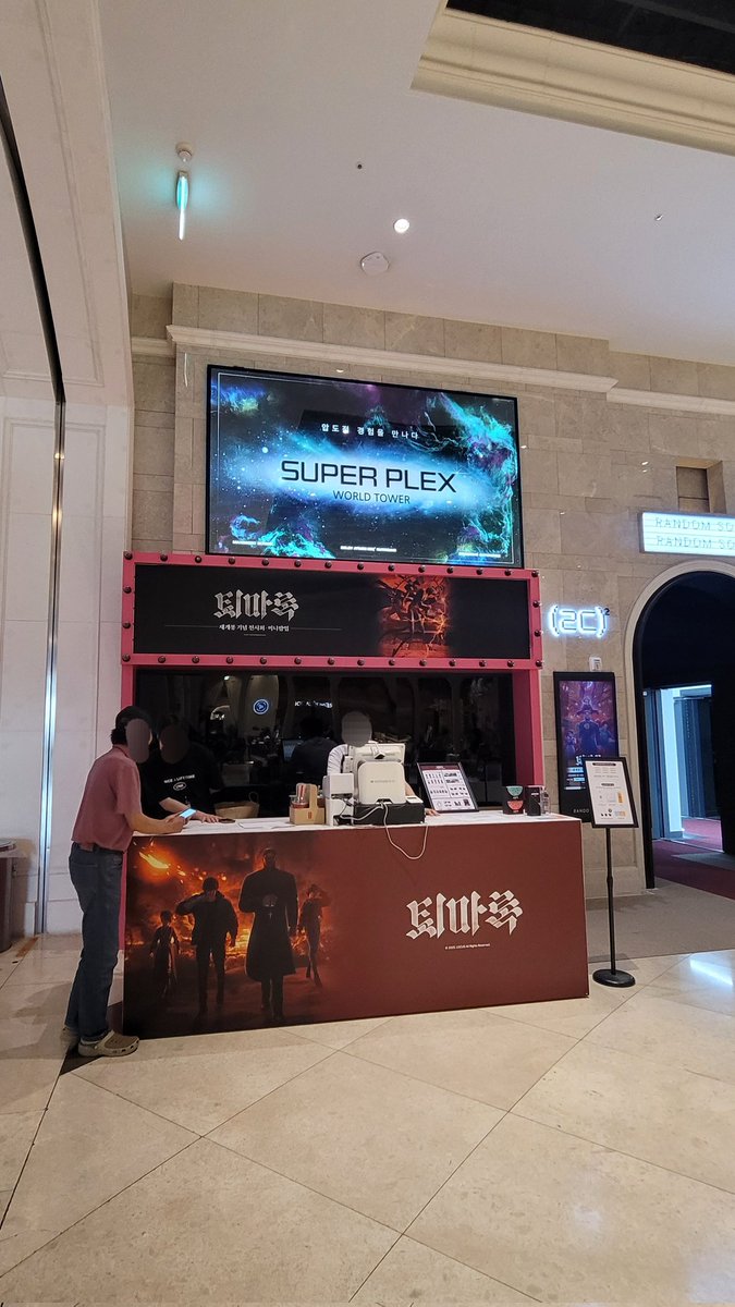 7층에 도착하면 샵 부터 마주하게 되구요 그 좌측에 계산대랑 전시(추정)관이 있고 우측에 카페가 있습니다~!! 메뉴판에 고지 되어있지는 않아서 히든메뉴처럼 주문했어요(ㅋㅋ)