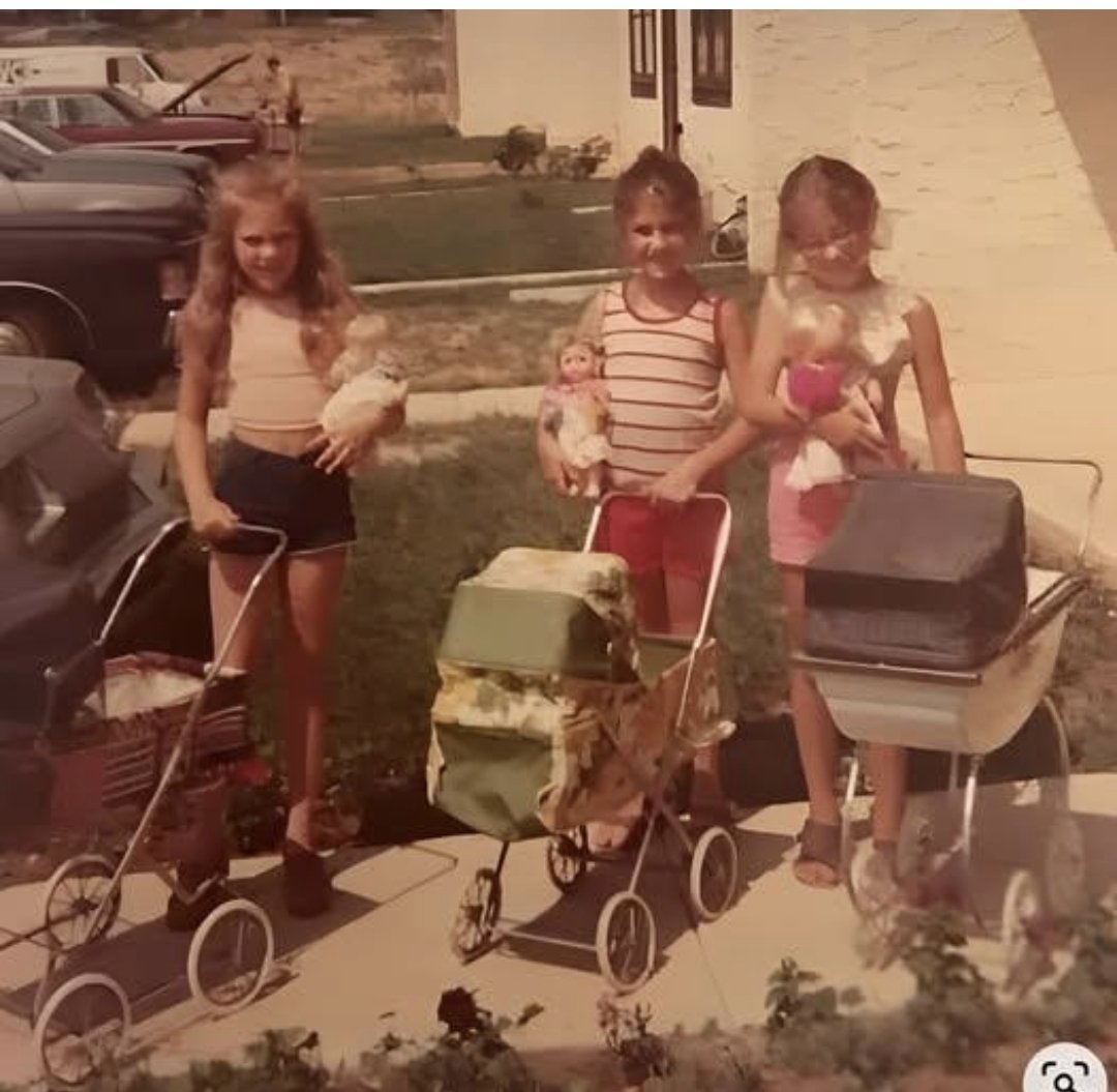 Generations7080's tweet image. Quand on jouait « à la maman » entre copines. Quels bons moments 🥰
#60s #Annees60 #70s #Annees70 #souvenirsdenfance #Nostalgie
