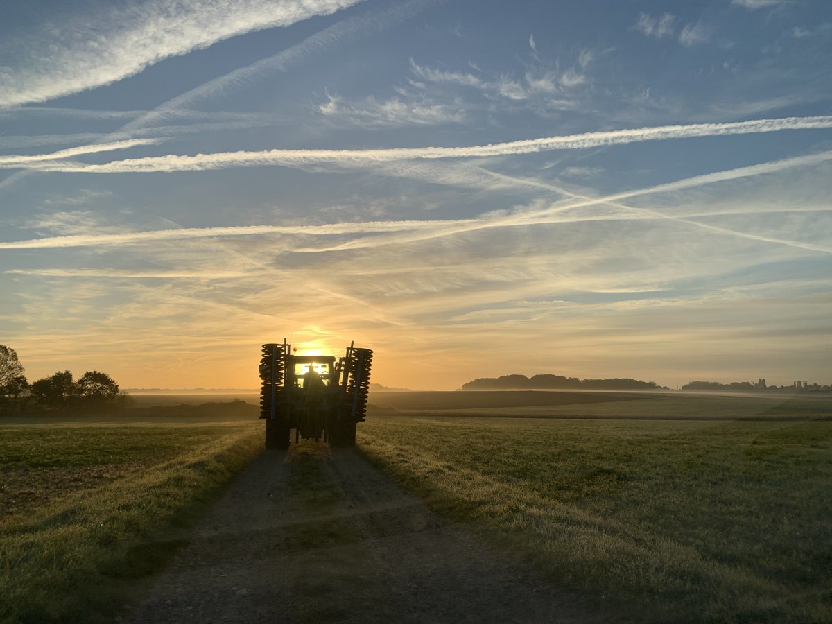 📷 [CONCOURS PHOTO – LUMIÈRES D’ÉTÉ SUR MA FERME ]
🚜Photo n°13 : Le jour se lève à Flavy-le-Martel
Damien Van Isacker a capturé plusieurs scènes au Clos des 5 Setiers : un tracteur en route sous un ciel rayé et lumineux, à l’heure où la journée commence et se termine tout juste.