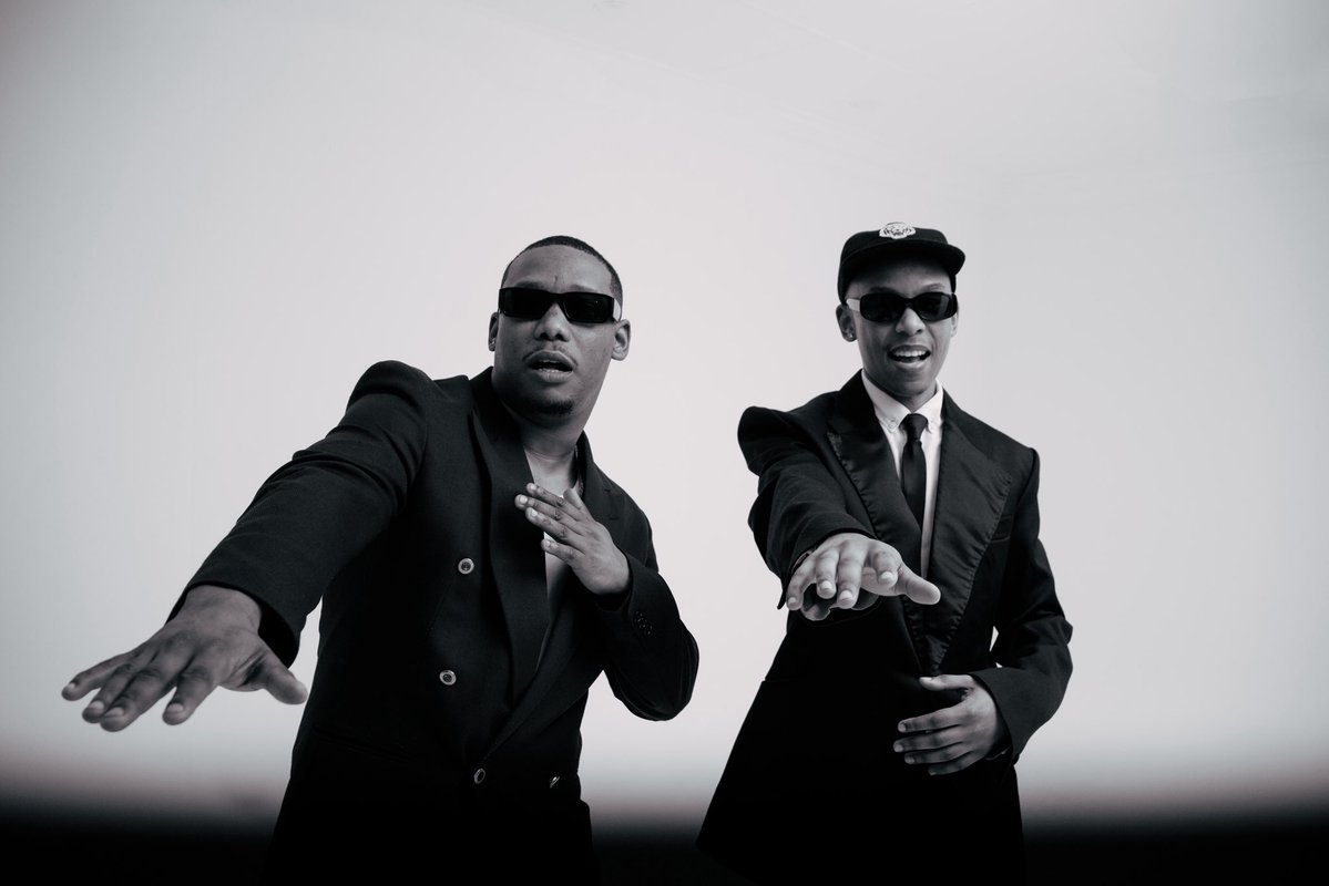 Shades on. Suited up. Keeping it wavy🌊

FEARLESS out now!
hypeddit.com/jayem/fearless
