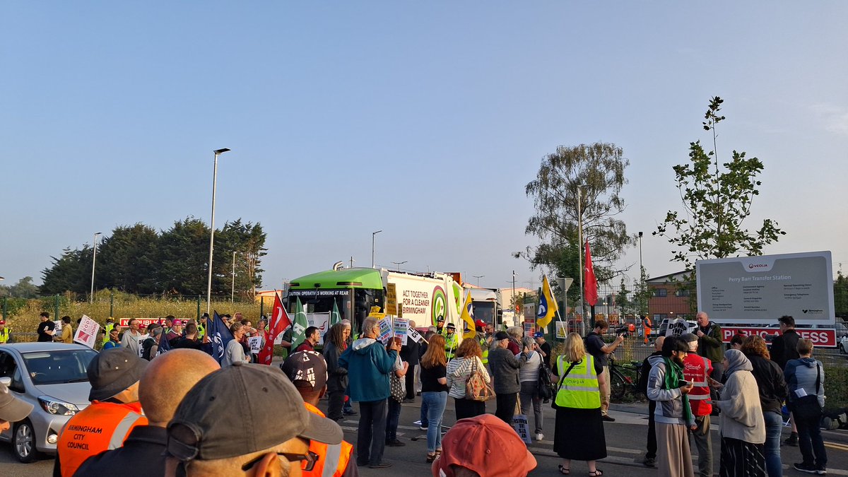 MarkPeacock_83's tweet image. Fantastic show of solidarity to all striking bin workers at Perry Barr today and all sites across Birmingham habe been shutdown! Up the workers!!!