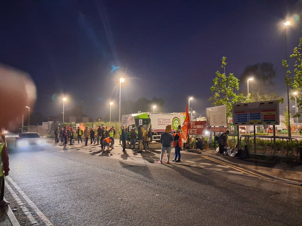 MarkPeacock_83's tweet image. Fantastic show of solidarity to all striking bin workers at Perry Barr today and all sites across Birmingham habe been shutdown! Up the workers!!!