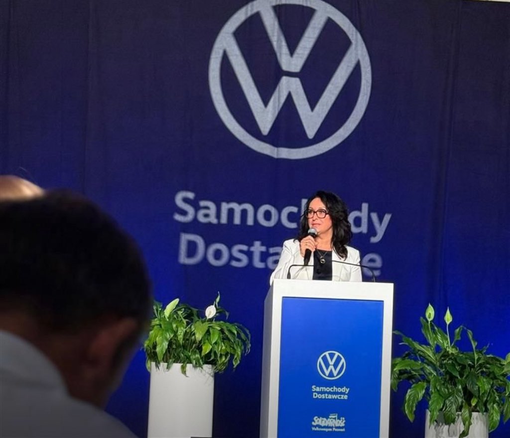 Konrad_Wernicki's tweet image. Zobaczcie jak wygląda kultura pracy w Volkswagen Poznań.
Związek zawodowy i zarząd firmy na jednej scenie na spotkaniu z pracownikami.
Tutaj związek zawodowy traktowany jest jak partner, naturalna część firmy, a do samej Solidarności należy ponad 6000 pracowników VW Poznań.