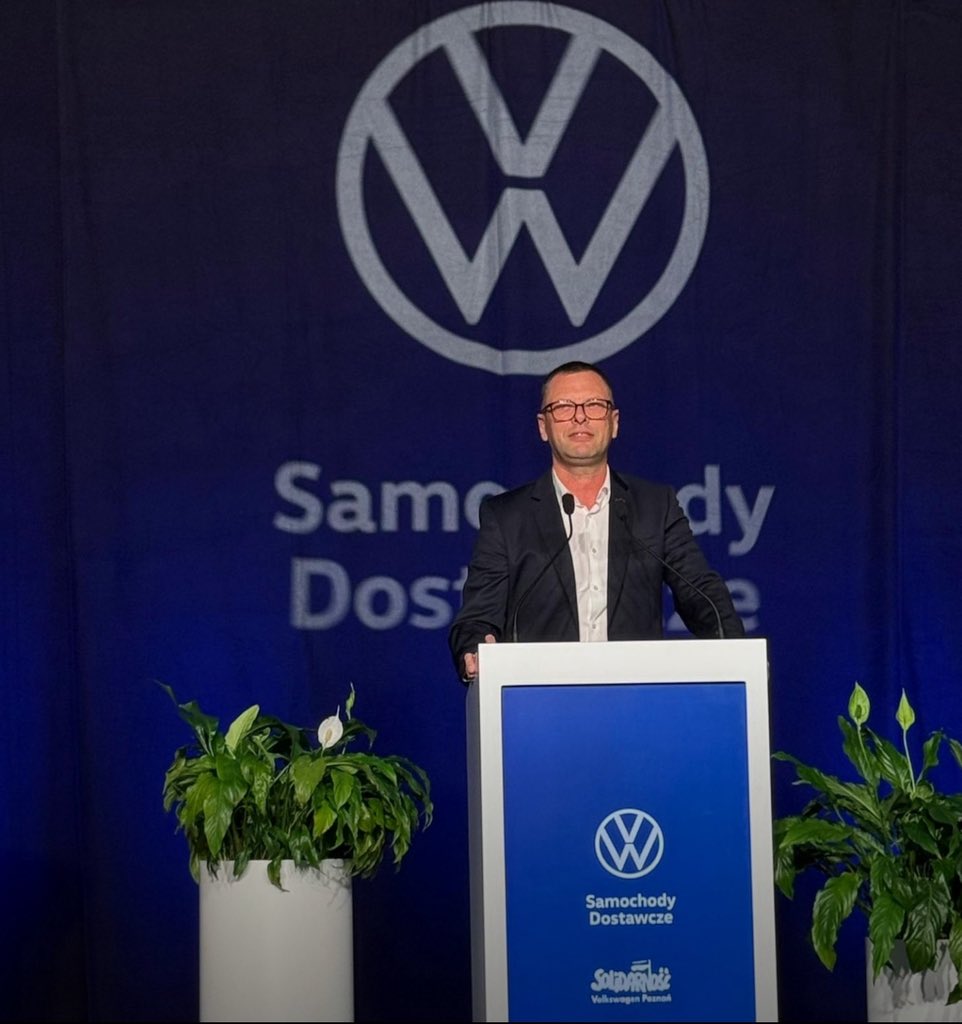 Konrad_Wernicki's tweet image. Zobaczcie jak wygląda kultura pracy w Volkswagen Poznań.
Związek zawodowy i zarząd firmy na jednej scenie na spotkaniu z pracownikami.
Tutaj związek zawodowy traktowany jest jak partner, naturalna część firmy, a do samej Solidarności należy ponad 6000 pracowników VW Poznań.