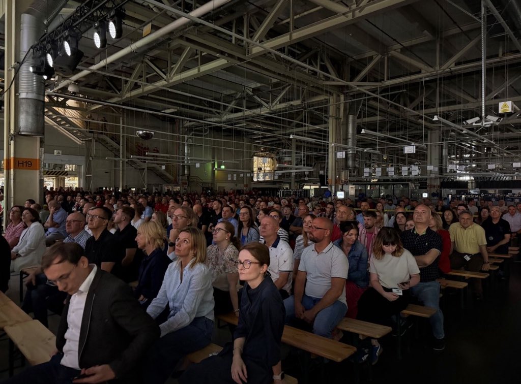 Konrad_Wernicki's tweet image. Zobaczcie jak wygląda kultura pracy w Volkswagen Poznań.
Związek zawodowy i zarząd firmy na jednej scenie na spotkaniu z pracownikami.
Tutaj związek zawodowy traktowany jest jak partner, naturalna część firmy, a do samej Solidarności należy ponad 6000 pracowników VW Poznań.