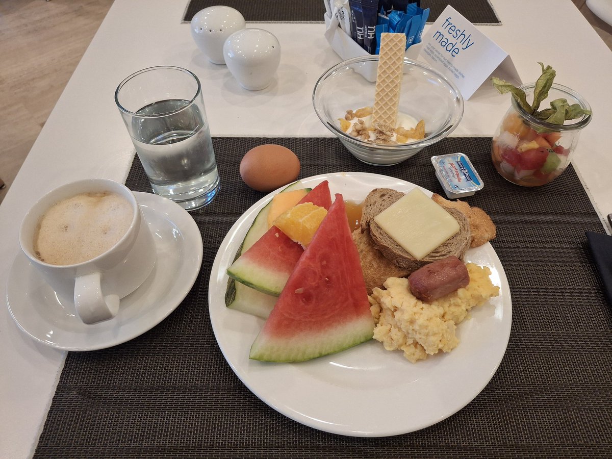 조식은 푸짐하게. 과일이 넘 맛있다