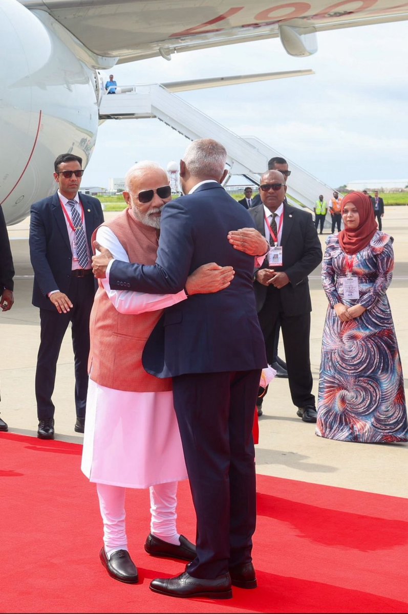 AdvaitaKala's tweet image. It’s never personal with PM @narendramodi - in Maldives for India, despite the personal attacks made by ruling party ministers in the past.
On an aside PM looks younger than 47 year old Muizzu 😀 !