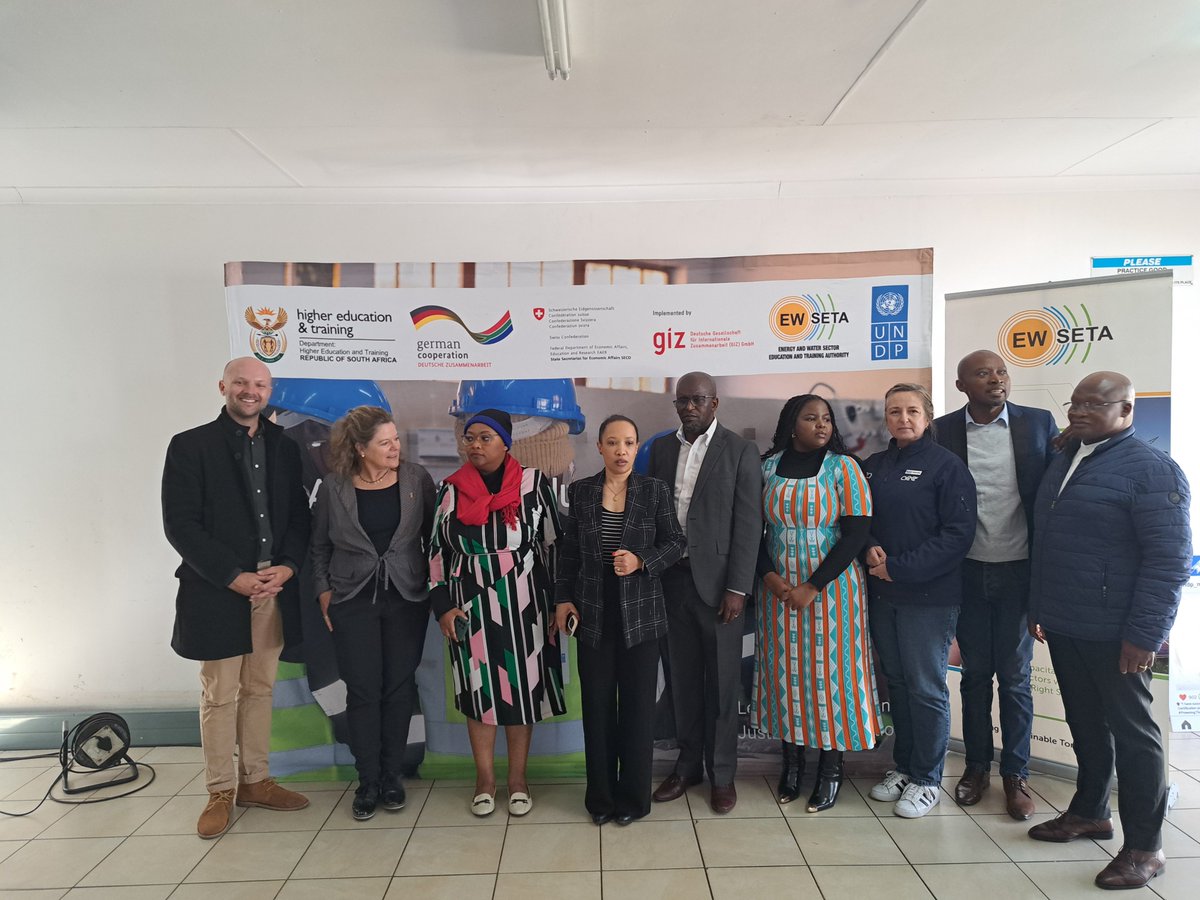GermanyinSA's tweet image. #FBF Through the ECP component of the GIZ-led #CPD4E programme, 198 🇿🇦 students (173 women!) were trained in green energy. At Nkangala, Gert Sibande &amp;amp; Ehlanzeni TVETs, they gained hands-on skills with solar panels, batteries &amp;amp; pumps.💡Skills for a greener future! 🇩🇪🤝🇿🇦 #GIZ