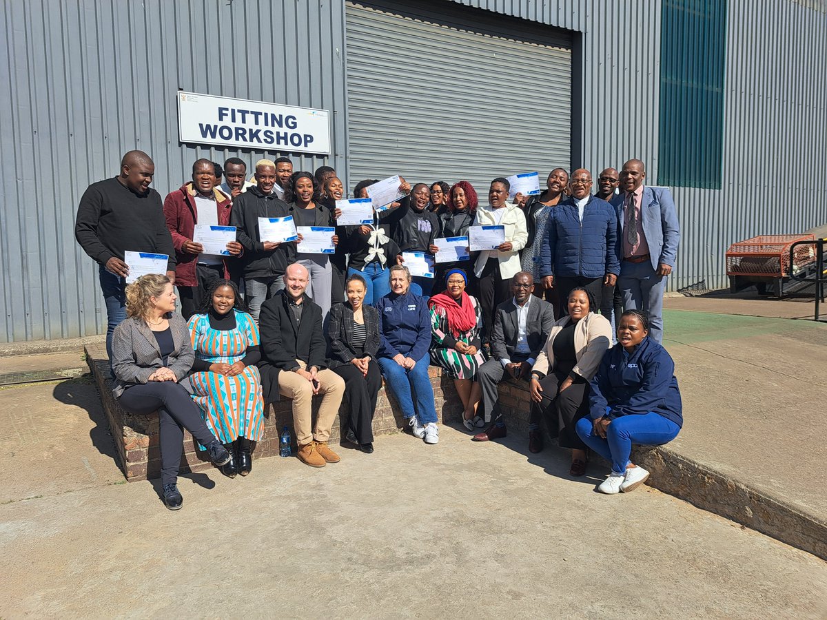 GermanyinSA's tweet image. #FBF Through the ECP component of the GIZ-led #CPD4E programme, 198 🇿🇦 students (173 women!) were trained in green energy. At Nkangala, Gert Sibande &amp;amp; Ehlanzeni TVETs, they gained hands-on skills with solar panels, batteries &amp;amp; pumps.💡Skills for a greener future! 🇩🇪🤝🇿🇦 #GIZ