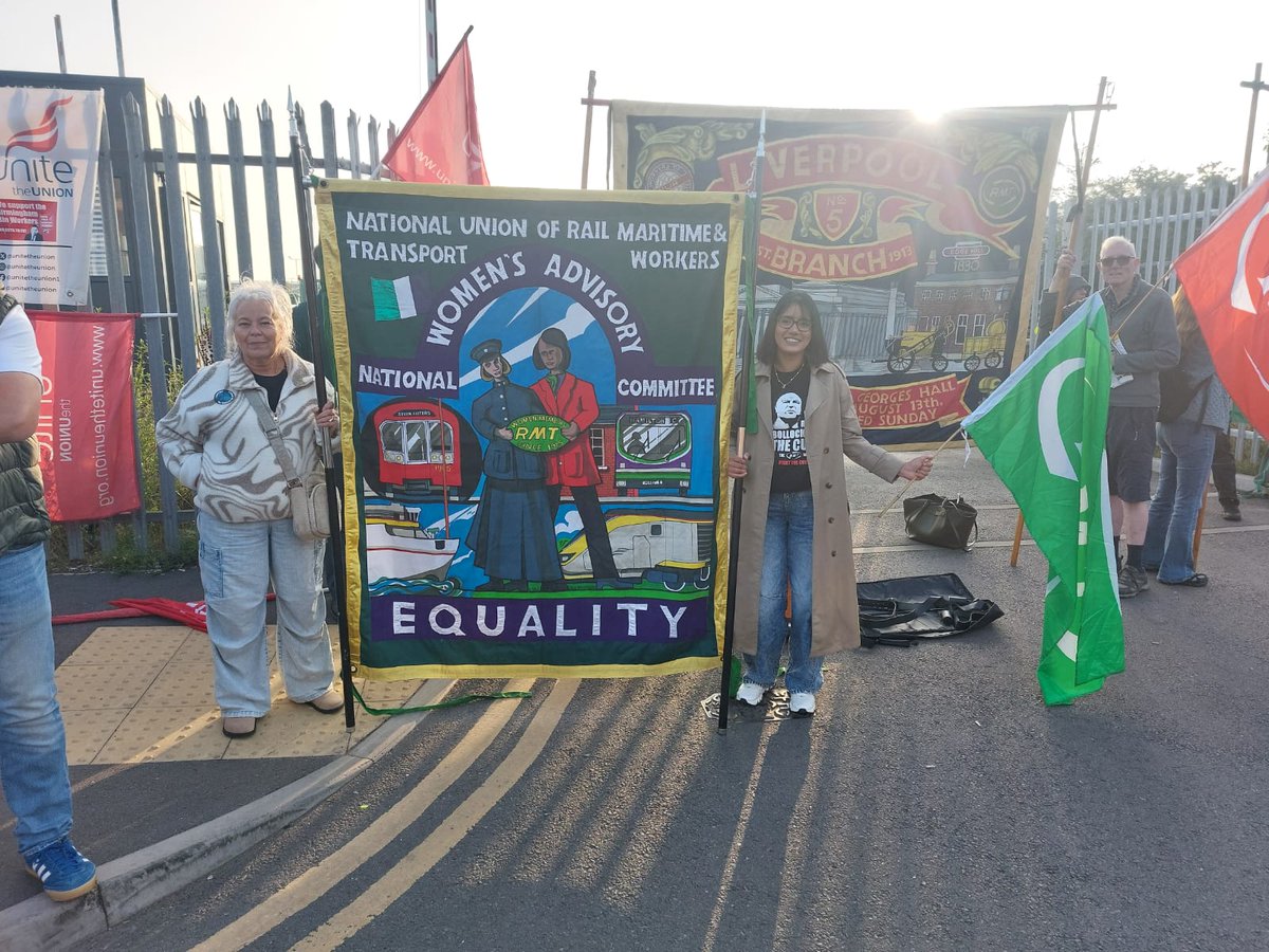 RMTunion's tweet image. Unity Is Strength
@RMTunion members supporting the #BirminghamBinStrike today at the #Megapicket